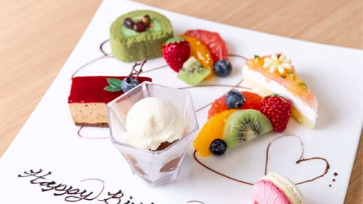 Happy Birthdayのメッセージ入りスイーツプレートと彩り豊かなデザート盛り合わせ