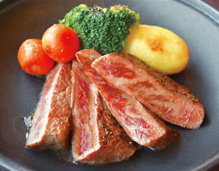 【プラス逸品プラン】風味豊かな福島県産牛ステーキを味わう／1泊2食ビュッフェ

