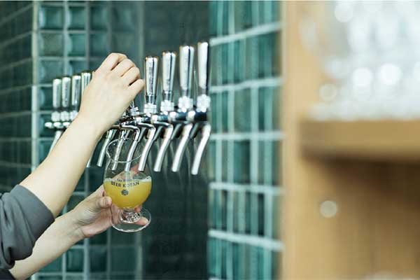 クラフトビールや路地裏の名店など、最大3店舗をはしごする 「ワンマイルフードツアープラン」サッポロ冬割の適用開始! ~専属ガイドがご案内!4つのテーマから選ぶローカルな札幌ツアー~