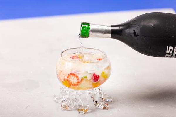 クラゲなパフェ！？職人手作りのクラゲ型グラスで登場 「シャリシャリフローズンパフェ ～苺と白桃と～」