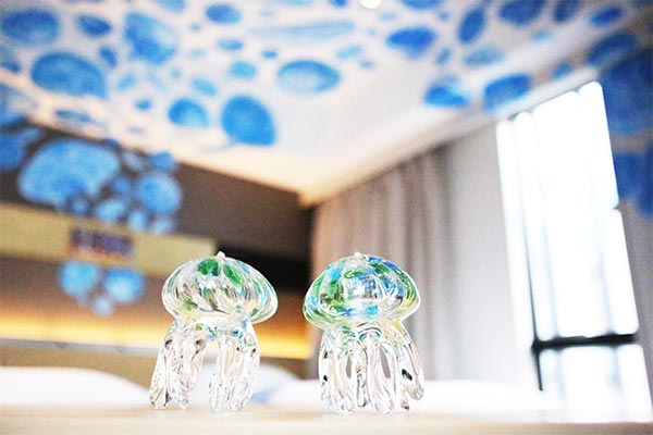 クラゲなパフェ!?職人手作りのクラゲ型グラスで登場 「シャリシャリフローズンパフェ ~苺と白桃と~」