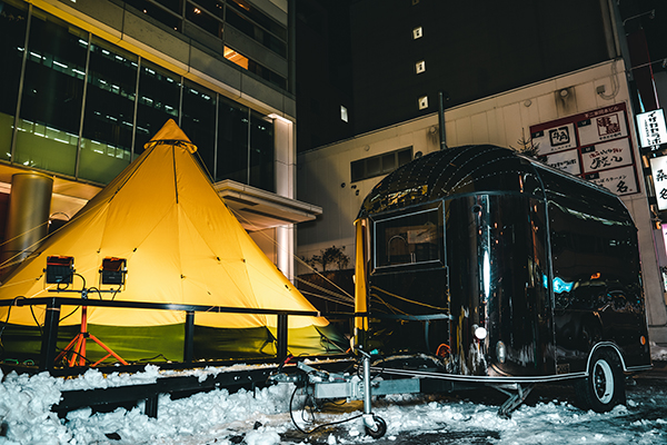 札幌駅徒歩5分、ホテル前庭の焚火専用テントで ウインターキャンプ「マチナカTAKIBI BAR」誕生