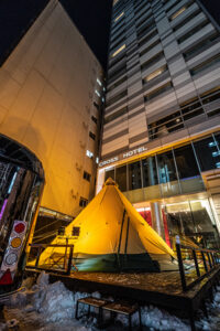 札幌駅徒歩5分、ホテル前庭の焚火専用テントで ウインターキャンプ「マチナカTAKIBI BAR」誕生