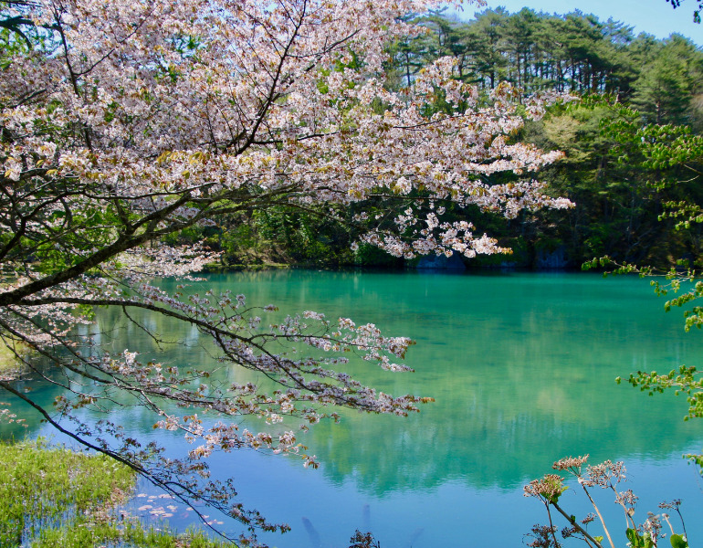 ▲春の磐梯山 五色沼 <画像提供:PIXTA>