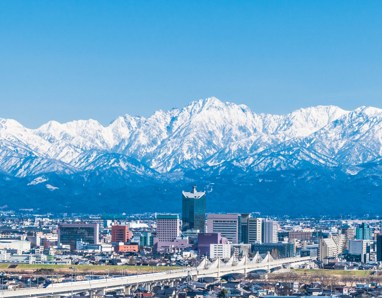 ▲立山連峰と富山市内 <画像提供:PIXTA>