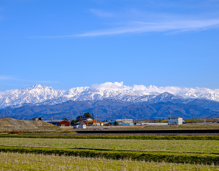 ▲富山・立山連峰と田園地帯　＜画像提供：PIXTA＞