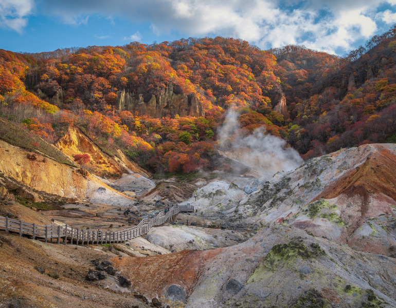 ▲紅葉の登別地獄谷 <画像提供:PIXTA>