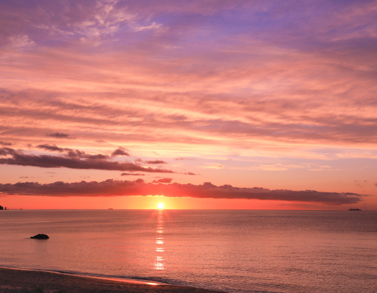 ▲積丹半島の夕陽 <画像提供:PIXTA>