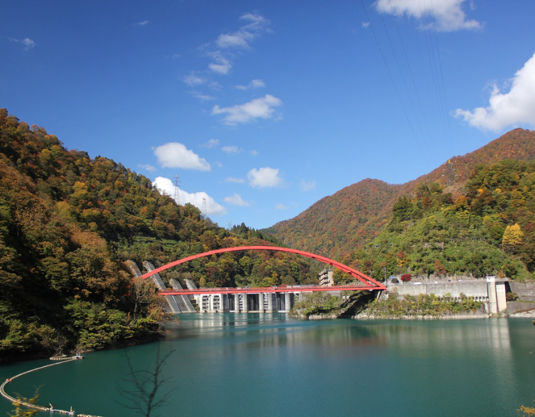 ▲黒部峡谷鉄道沿線 湖面橋・うなづき湖 <画像提供:黒部峡谷鉄道株式会社>