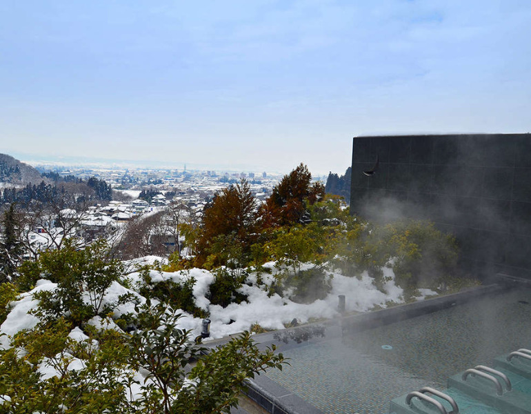 雪見露天風呂！冬ならではの贅沢、絶景の雪見風呂を楽しめる宿