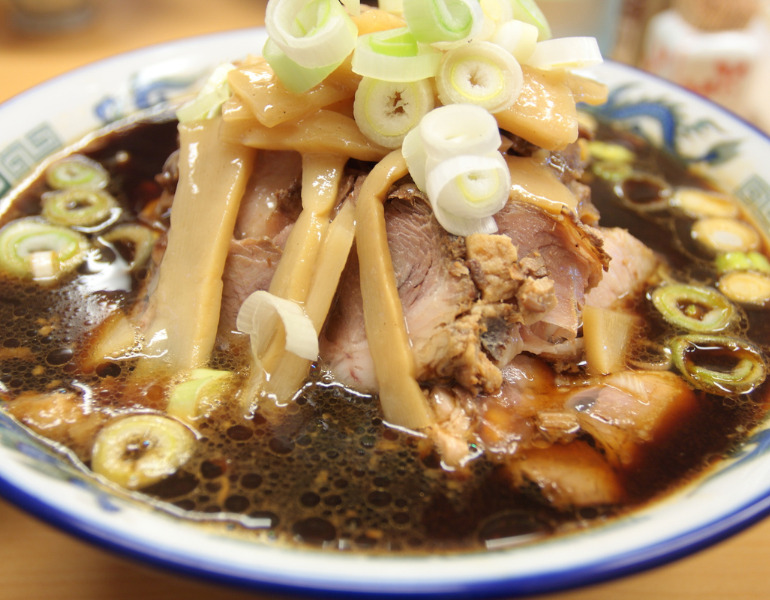 ▲富山ブラックラーメン <画像提供:PIXTA>