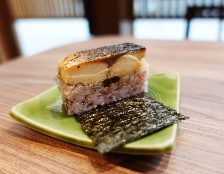 ▲酒と博多飯 燦々 焼き鯖の押し寿司