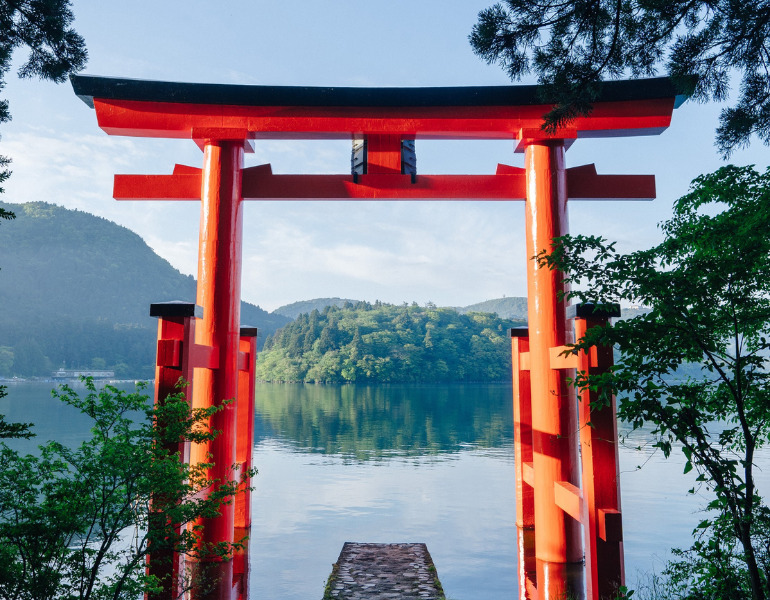 ▲箱根神社　平和の鳥居