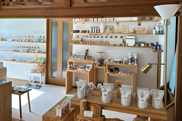 商品が陳列された店舗内