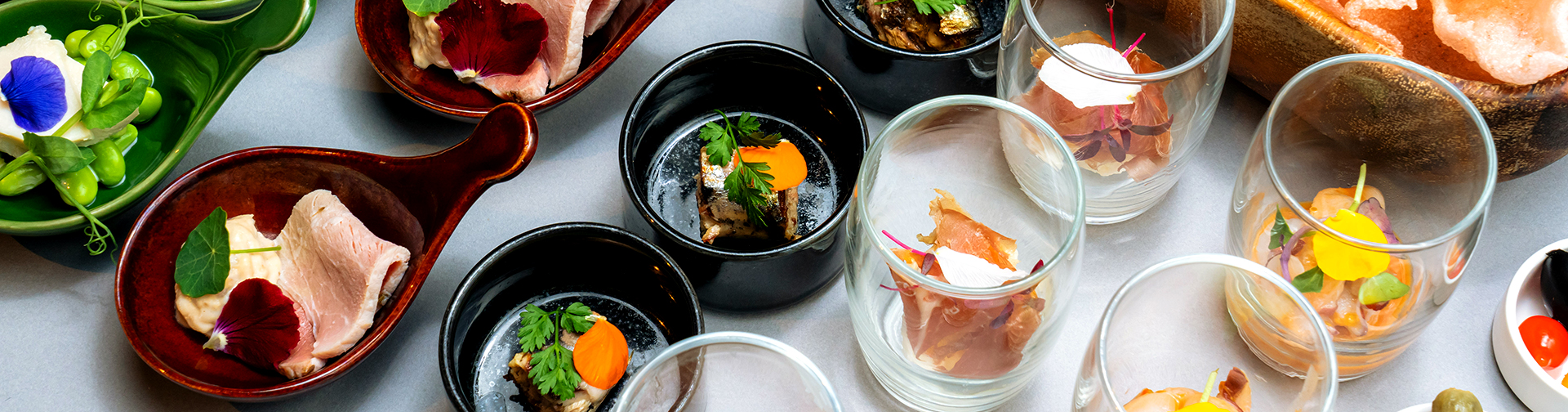並んだ小鉢料理