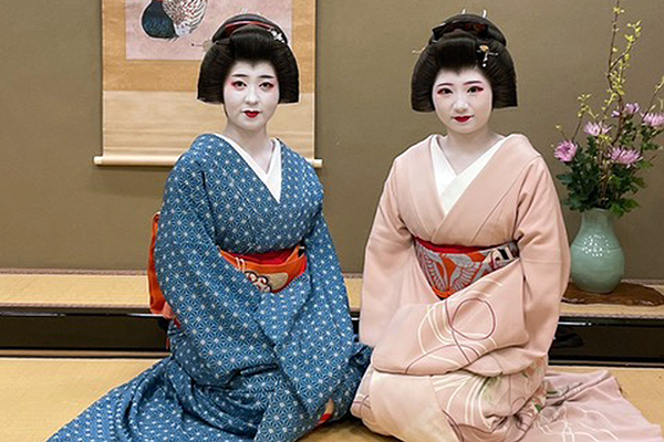 床の間の前に座っているふたりの芸妓さん
