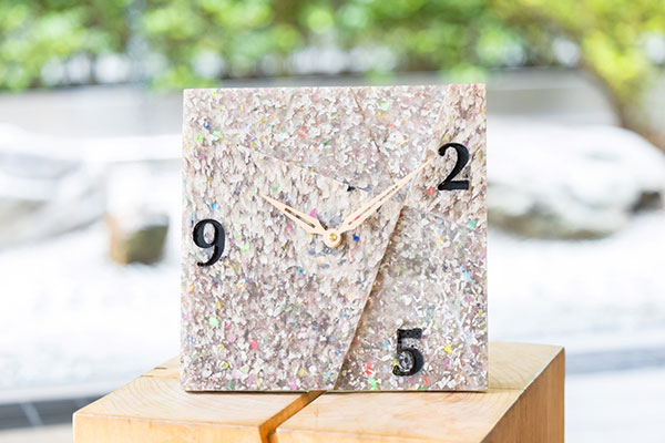 クロスホテル ホテル5館共同で集めた約51キロの廃プラスチックから 一点物のアップサイクル時計を制作・展示