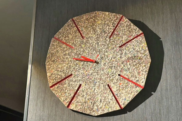 クロスホテル ホテル5館共同で集めた約51キロの廃プラスチックから 一点物のアップサイクル時計を制作・展示