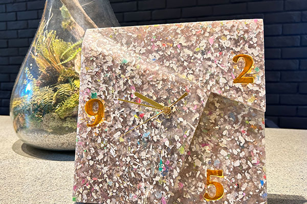 クロスホテル ホテル5館共同で集めた約51キロの廃プラスチックから 一点物のアップサイクル時計を制作・展示