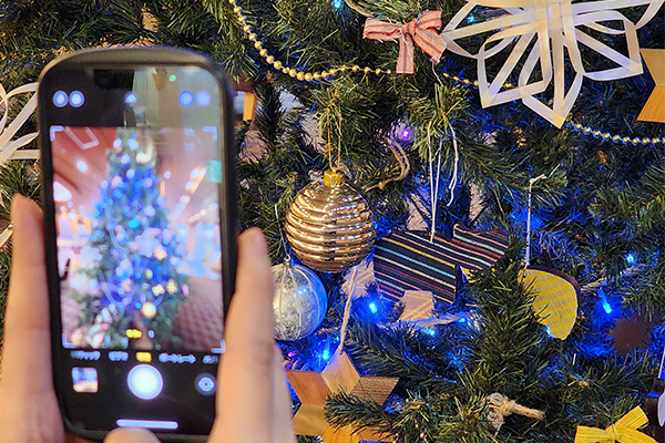 御宿 東鳳 会津木綿や奥会津桐を使用したクリスマスツリーが登場 メッセージカードにはプラスチック代用品の奥会津経木を使用 サステナビリティに触れ、五感で感じるクリスマスイベント