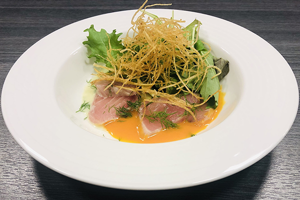 万惣 今年の優勝作品はブリのカルパッチョ!学生の感性が光るブリ料理を夕食ビュッフェで12月20日(金)から6日間限定で提供
