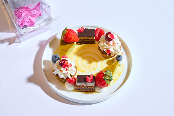 パティシエが贈るスイーツプレートでサプライズ/朝食付
