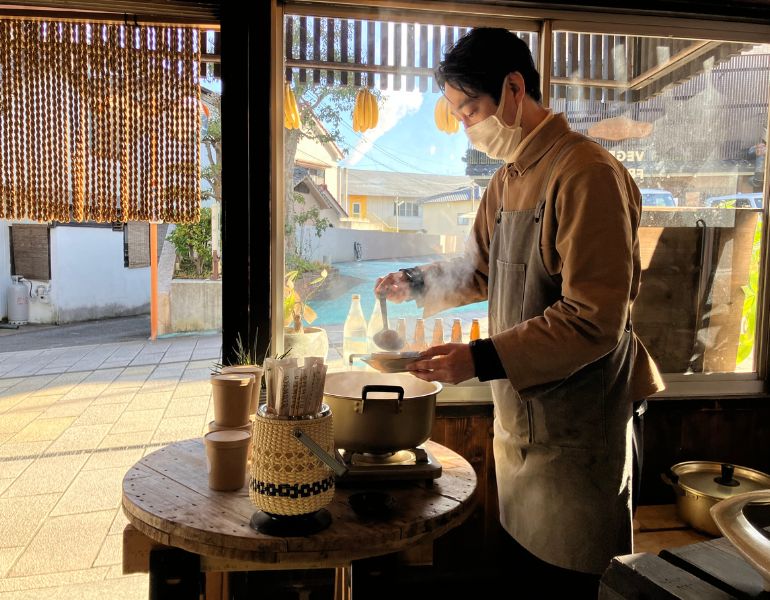 冬の人気メニュー・おでんを仕込む、店主の稲垣さん