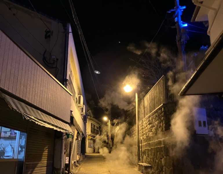 あちこちから湯気が立ち上る鉄輪。夜はより幻想的な雰囲気に