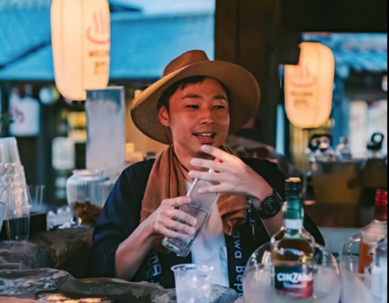 元バーテンダーの経歴を活かし、自慢のカクテルを提供する安波さん