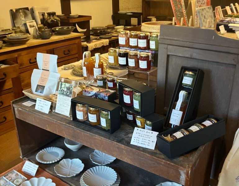 地元産を中心としたこだわりの品が並ぶ