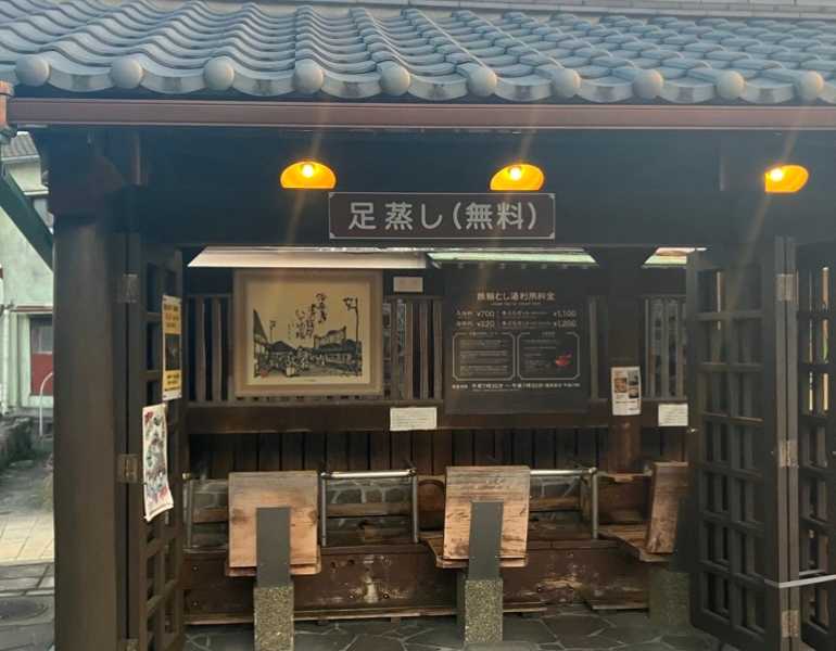 目の前にある無料の足蒸し。足だけでもしっかり体が温まります