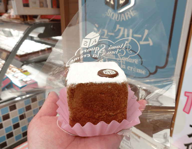 ▲四角いシュークリーム
