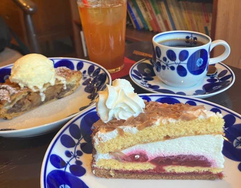 中央から、完熟梅シロップのアールグレーティーソーダ、オリジナルコーヒー、ドイツの森のケーキ、アップルパイ