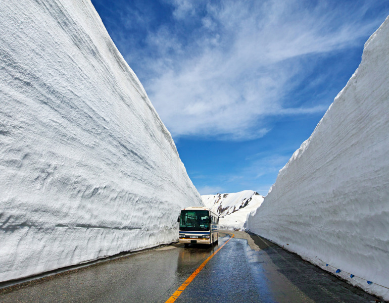 ▲雪の大谷ウォーク<画像提供:立山黒部アルペンルート 公式ウェブサイト>