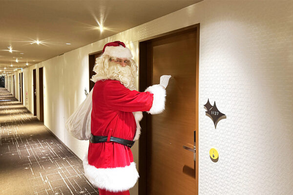 この笑顔、一生の宝物。サンタが訪ねてくる特別なクリスマス。「サンタがお部屋にやってくる！宿泊プラン2025」を本日より販売