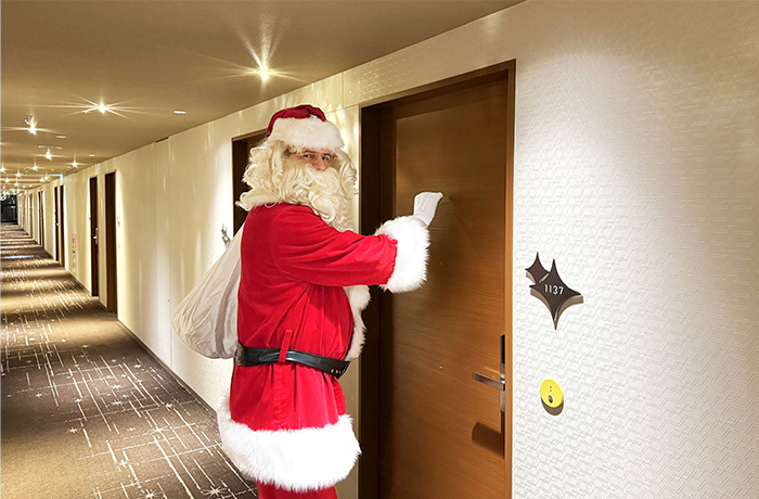 この笑顔、一生の宝物。サンタが訪ねてくる特別なクリスマス。「サンタがお部屋にやってくる！宿泊プラン2025」を本日より販売