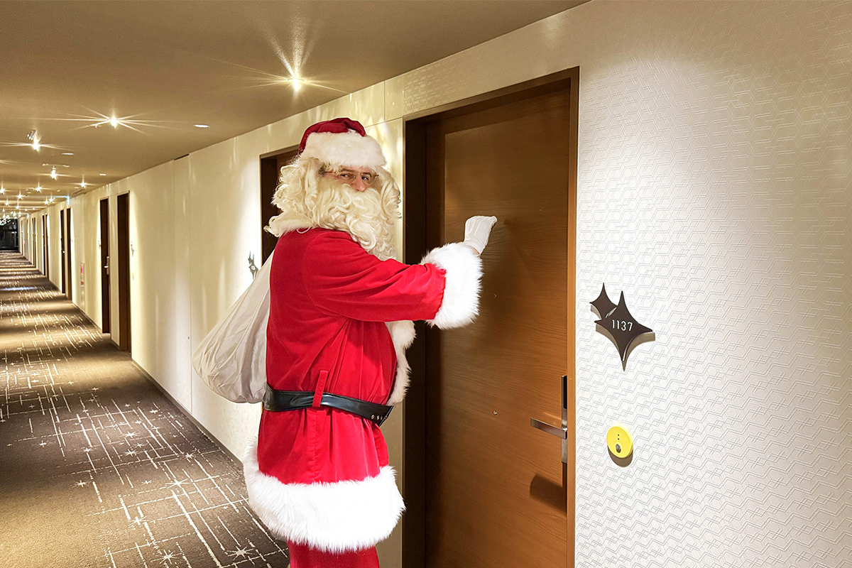 この笑顔、一生の宝物。サンタが訪ねてくる特別なクリスマス。「サンタがお部屋にやってくる！宿泊プラン2025」を本日より販売