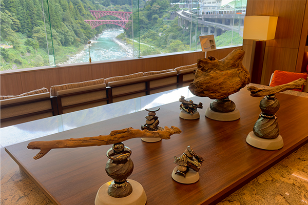 アートを通して旅行先の産業とSDGsに触れる本来は捨てられてしまう「地域のもの」をアートに再生し展示
