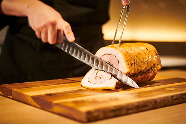 毎回人気の土日祝限定ランチ“ライブ感”と“おもてなし”でビュッフェのイメージを超える体験が登場。