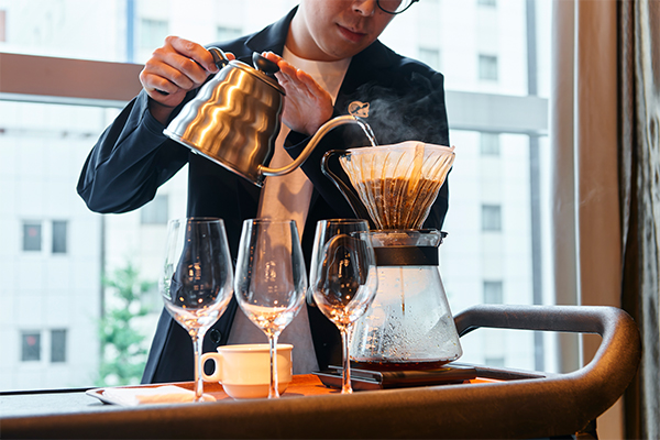 毎回人気の土日祝限定ランチ“ライブ感”と“おもてなし”でビュッフェのイメージを超える体験が登場。