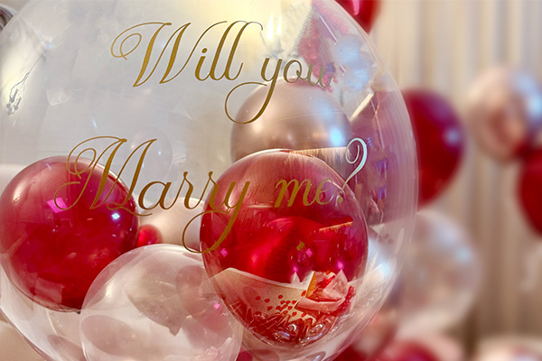 聖なる夜、12本の薔薇「ダズンローズ」がふたりの未来を結ぶ。1日1室限定「クリスマスプロポーズプラン」本日より販売