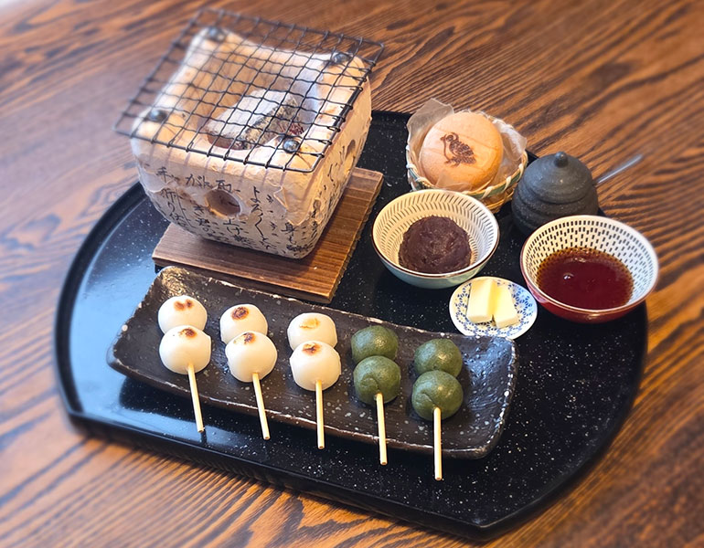 ▲七輪団子＜画像提供：筥崎 鳩太郎商店＞