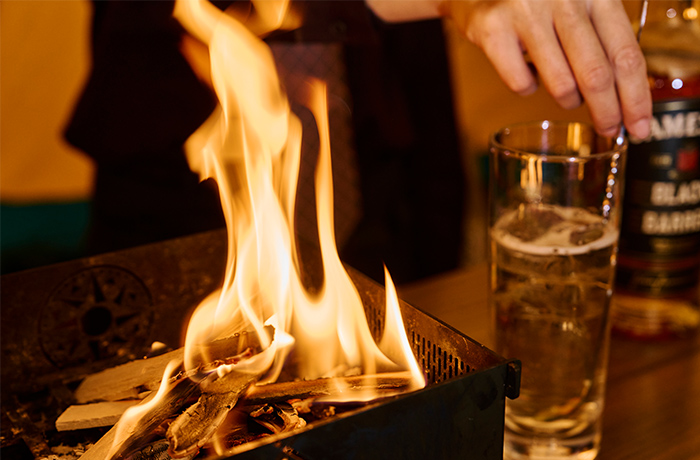 焚火の揺らぎで心がほぐれる“新・没入スポット”「マチナカTAKIBI BAR」本日より開催