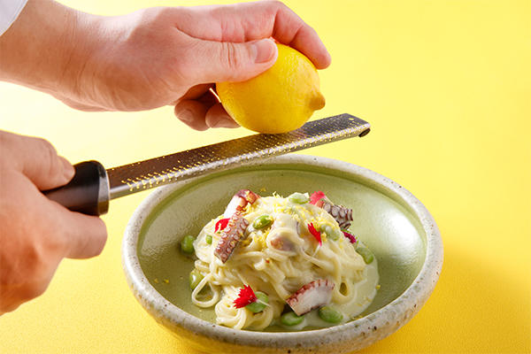 ナイフを入れた瞬間とろりと卵が溢れるオムライスや、レモン 香るパスタなどが選べる時間無制限夏のランチビュッフェ開催