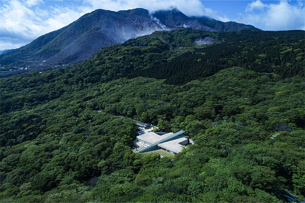 箱根の森に溶け込むように建つポーラ美術館