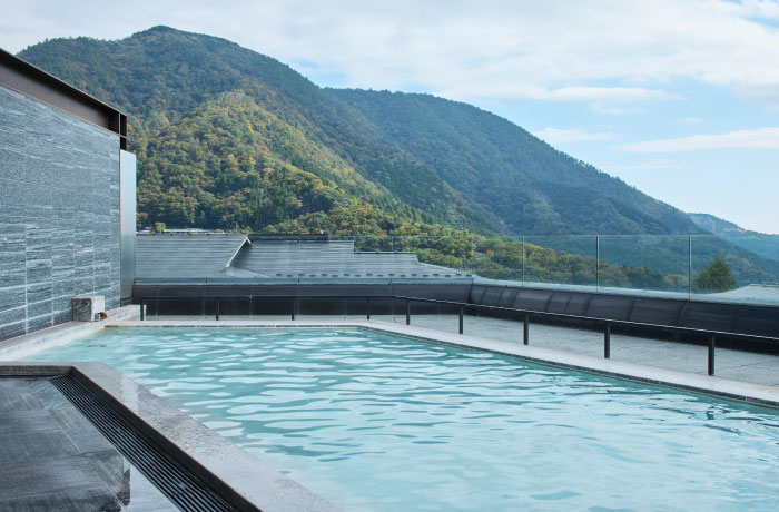 今夏求められる「静養」の旅へ。心身を整える絶景の「不感温湯」など夏企画を7月18日より開始