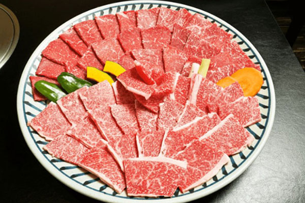 お皿に盛ったお肉