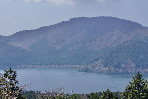 三国山と芦ノ湖