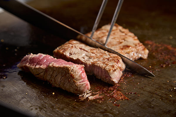 「牛ステーキ」はライブキッチンにて、お客さまの目の前で焼き上げて提供いたします。