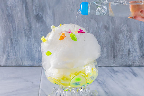 クロスホテル京都 “綿菓子が消える”変化系かき氷の進化!シャリシュワ食感がクセになる「シャリシャリメロンクリームソーダ~綿菓子とラムネと~」7月1日(火)よりスタート!